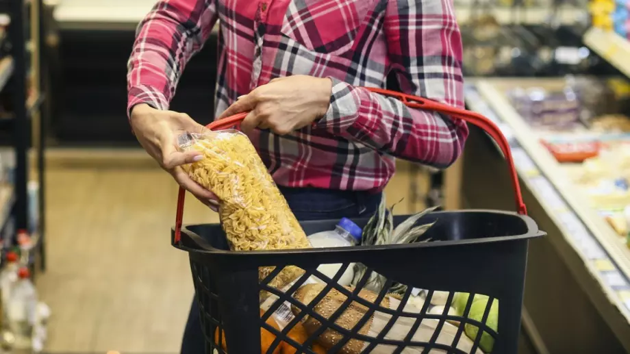 Храните поскъпват, заплатите намаляват