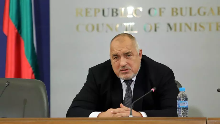 Удължават извънредната обстановка, но с по-малко