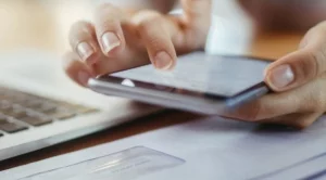 Смартфонът ни задържа вируси и бактерии до 96 часа 