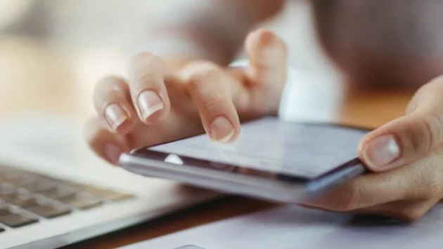 Смартфонът ни задържа вируси и бактерии до 96 часа 