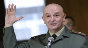 Вече правят и маникюр с ген. Мутафчийски (СНИМКА)