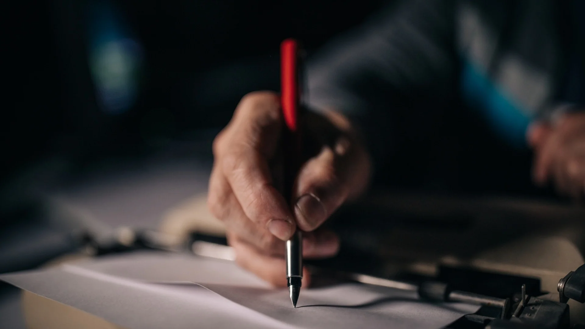 Ето как се пише: указвам или оказвам