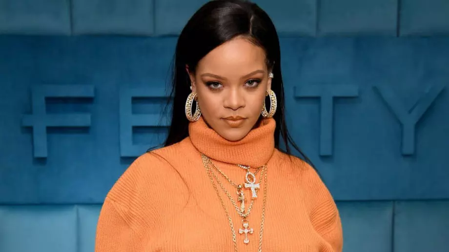 Риана за първи път показа бременното си коремче (СНИМКИ)