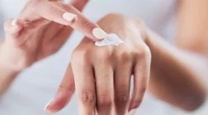 Подхранващ домашен крем за ръце с мед