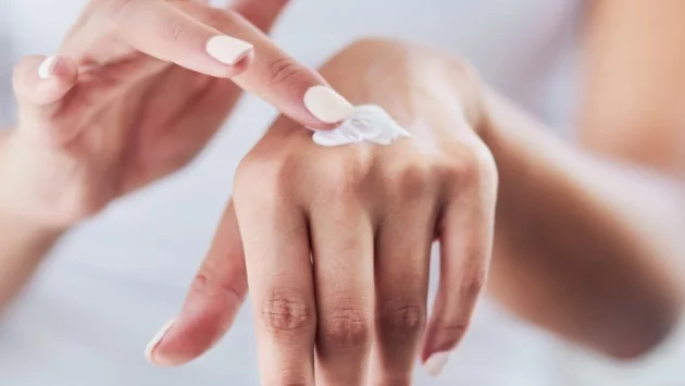 Подхранващ домашен крем за ръце с мед