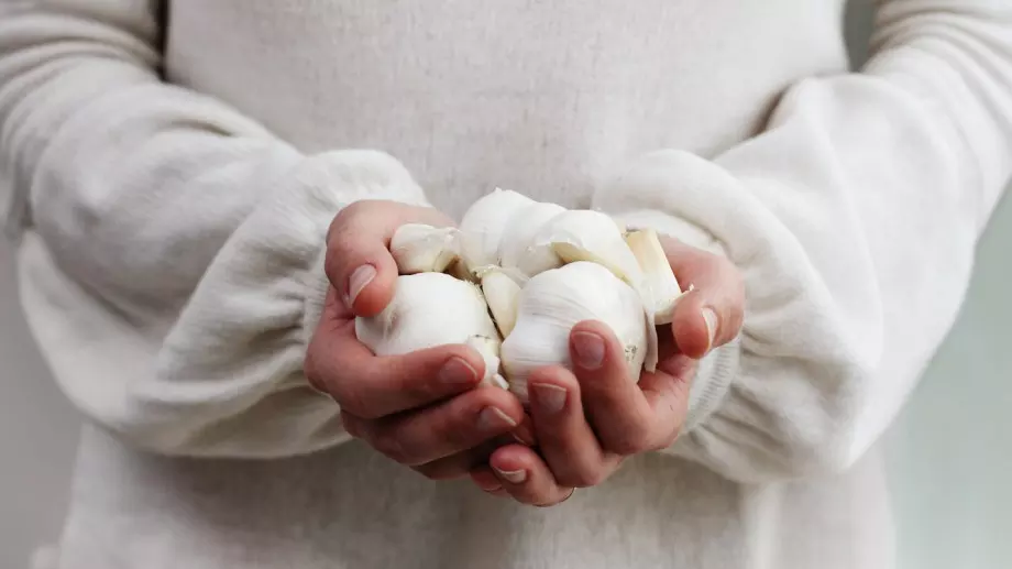 Защо трябва да хапвате повече чесън
