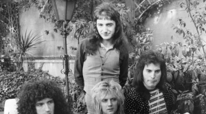 Чуйте корона версията на "Bohemian Rhapsody" на Queen 