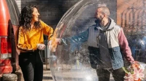 Романтична среща по време на изолация? Този мъж ще ви изуми (ВИДЕО)