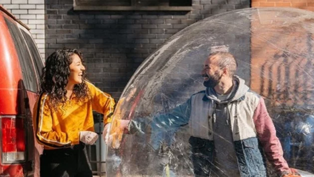 Романтична среща по време на изолация? Този мъж ще ви изуми (ВИДЕО)