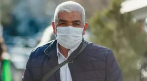 Задължително с маска при излизане навън