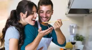 Понякога любовта е прегоряла манджа и мръсни чорапи, но си струва 