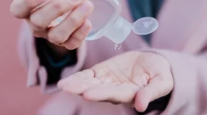 Дерматолог: Как влияе честата употреба на дезинфектанти на кожата