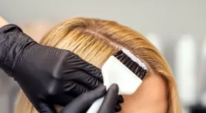 Трябва ли да миете косата си, преди да я боядисате?