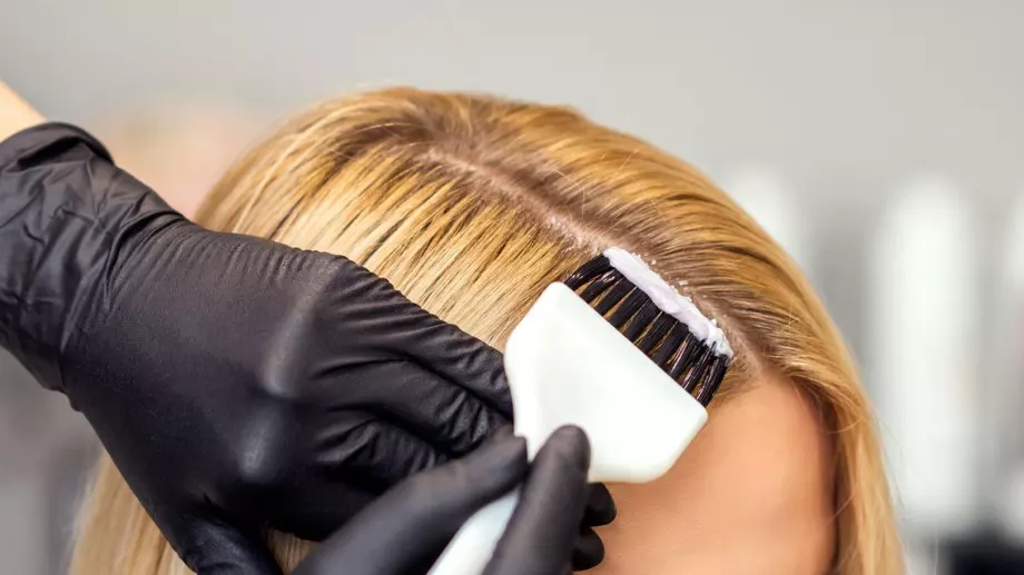 Трябва ли да миете косата си, преди да я боядисате?