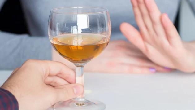 Факт: Пиенето на алкохол НЕ пази от коронавирус