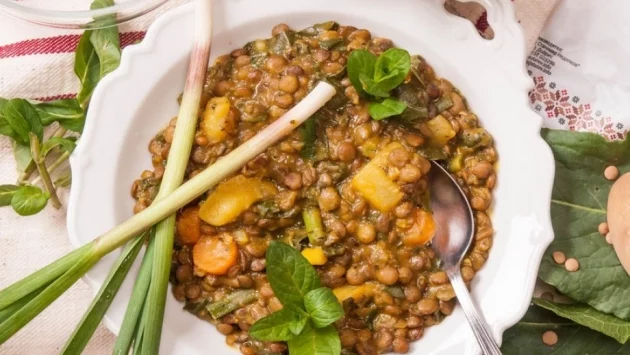 Пролетна леща с картофи и лапад