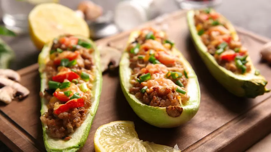 Лодки от тиквички, пълнени с кайма и ориз 