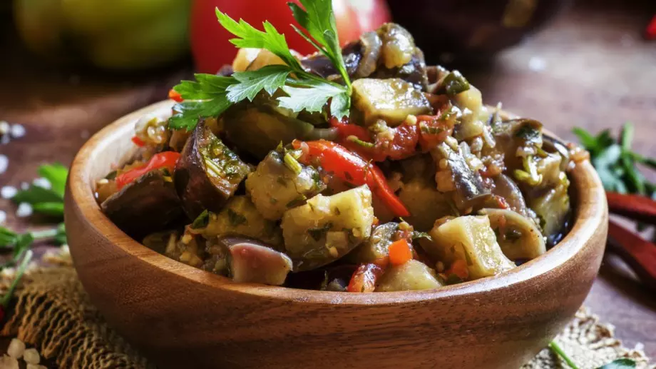 Жестока селска салата с патладжан и печени чушки