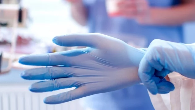 Лекар: Гумените ръкавици може да са вредни