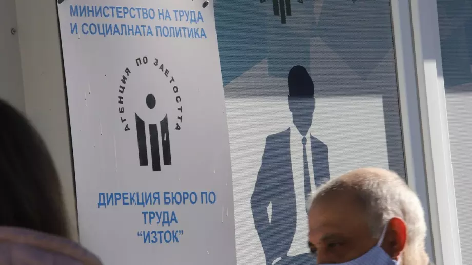 Започват обучения и стажове за безработни за най-търсените професии