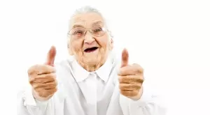 90-годишна щастлива жена дава ценни съвети за живота   