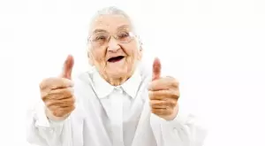 Виц на деня: Баба си търси гащи в селския магазин