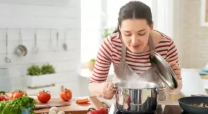 С този трик без усилия загорялата тенджера ще стане като нова