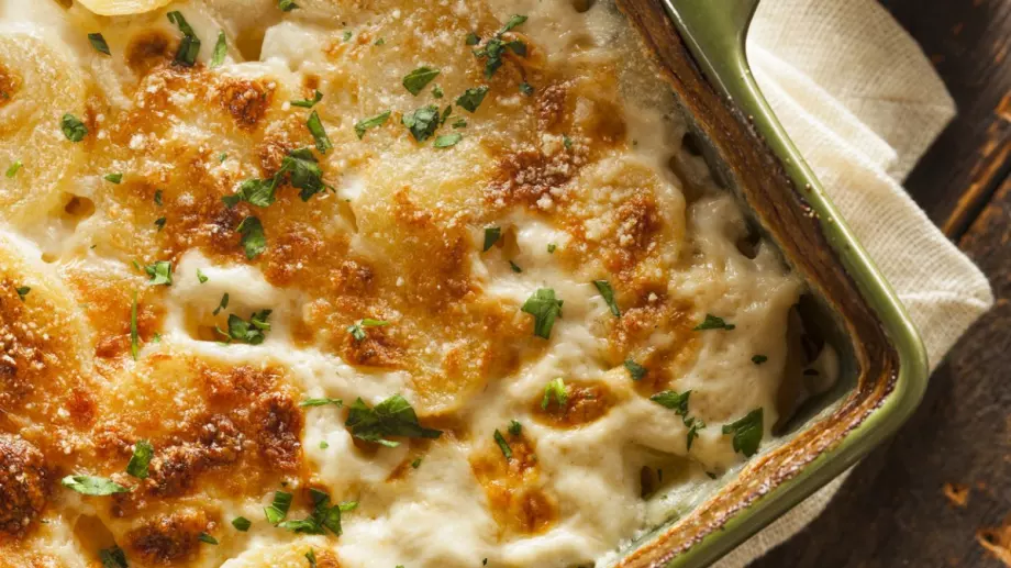 Божествено вкусна вечеря от прясно зеле и домати на фурна - ето как