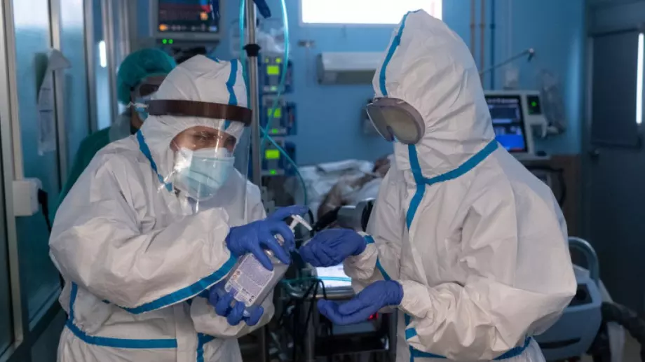 Пик на Covid-19: За 14 дни болните и жертвите се удвоиха