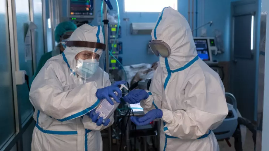 До 31 май медиците на първа линия ще получават по 1000 лв.