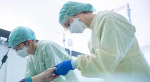 Бански отдаде почит на медиците с нова творба (СНИМКА)