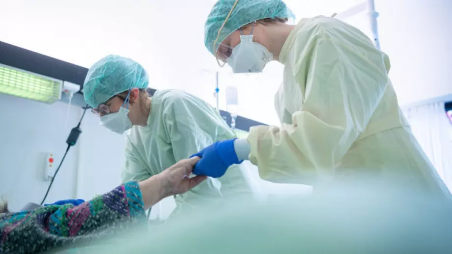 COVID-19 оцелява върху тъканите до 3 дни 