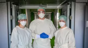 Вдигат заплатите на медици и полицаи