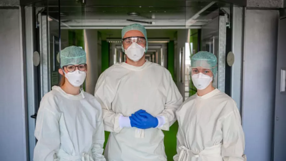 Вдигат заплатите на медици и полицаи