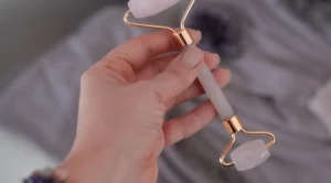 За какво и как се използва бюти ролерът? (ВИДЕО)