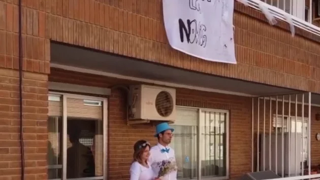 Като Ромео и Жулиета: Влюбени се женят на балкона (ВИДЕО)