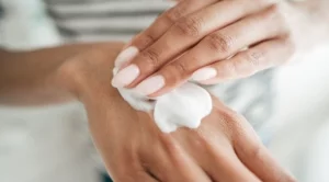 Лекар: След дезинфектант нанасяйте крем върху ръцете