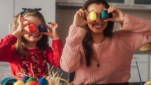 9 оригинални идеи за боядисване на яйца (ВИДЕО)