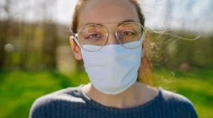 Как да носим маска, без да ни се запотяват очилата