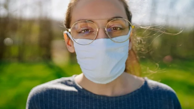 Как да носим маска, без да ни се запотяват очилата