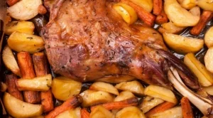 Великденско агнешко с картофи и моркови 