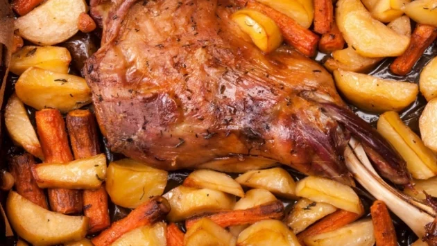 Великденско агнешко с картофи и моркови 
