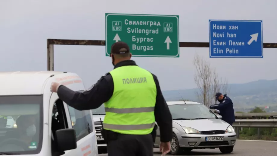 15 000 полицаи взеха по 650 лв. за стоенето по КПП-тата