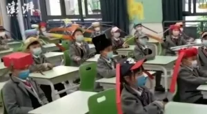 Срещу коронавирус: На училище с 1-метрова шапка (ВИДЕО)