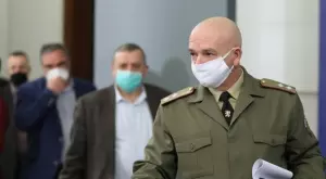 Спад на новите случаи на Covid-19, заразяват се по групи