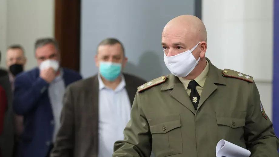 Спад на новите случаи на Covid-19, заразяват се по групи