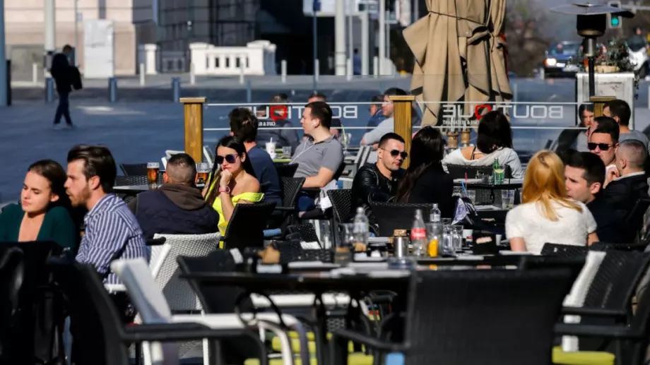 Сърбия вдига забраните, отваря заведенията и моловете