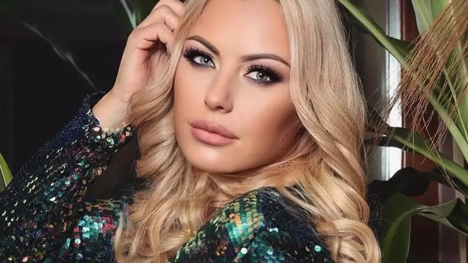 Камелия остана по монокини на плажа (СНИМКА)