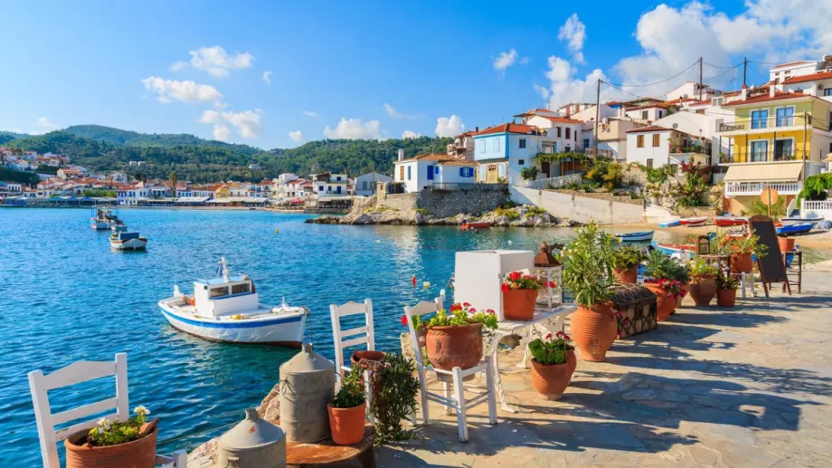 Гърция опитва да спаси сезона, чака туристи през юли