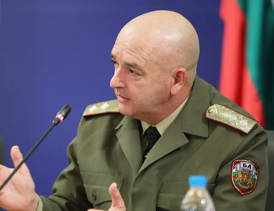 Мутафчийски и още 11 медици си поставиха трета доза ваксина